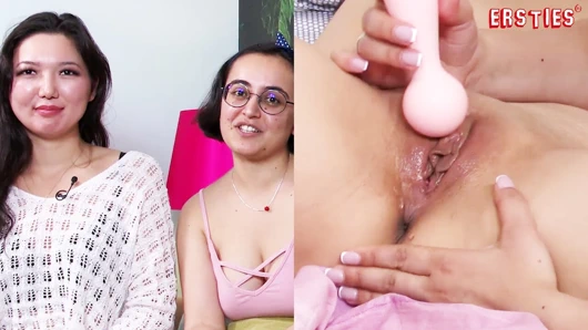 Birinci sınıf öğrencileri - iki zevk uzmanıyla oyuncak oynuyor