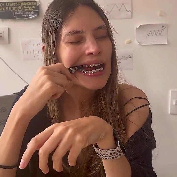 Я крашу мои ногти, и это превращает меня на точку мастурбации.