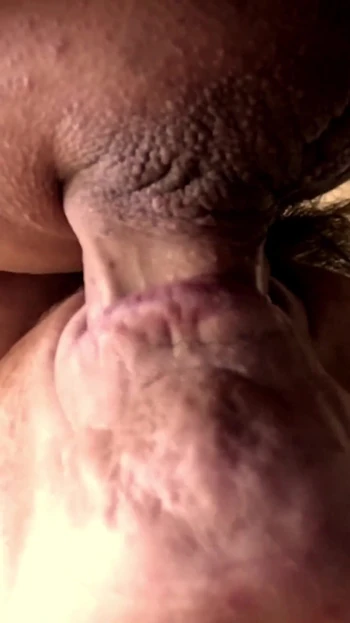 Миссионерская поза бэтгерла с раздвинутыми ногами, трах с кримпаем для бабушки Carmen!