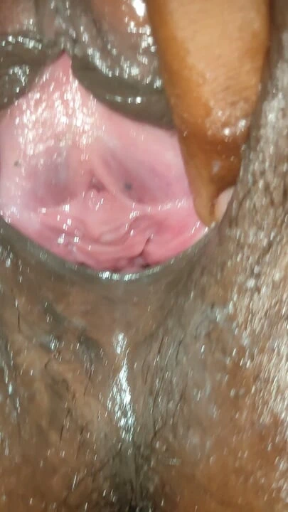 Seksi baldız her şeyi içine sokuyor.