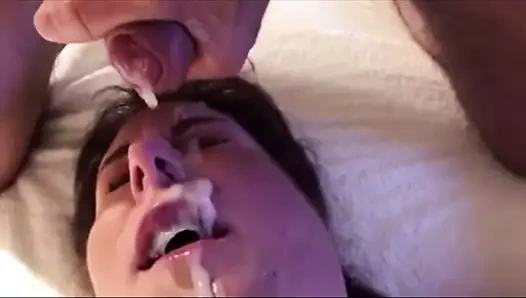 Mature se prends une grosse faciale !