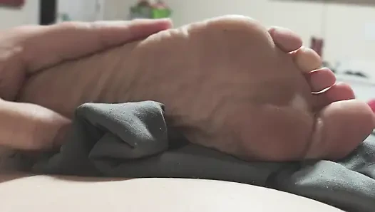 Babam ayağımı ovuyor