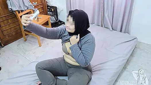 Tesettürlü evli kadın aldatırken yakalandı ve kocası tarafından kırbaç cezası aldı - minokiiko