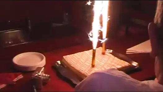 Tombul Fransız sürtük onun için büyük bir sik sırası alıyor