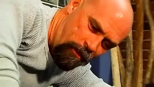 Kaslı adam deliğini dolduruyor