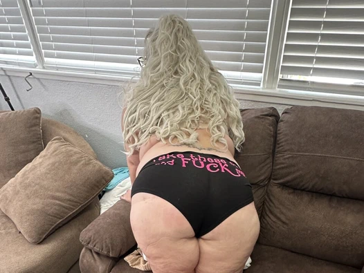 Ateşli evli kadın genç erkek avcısı Venus inanılmaz bir bakış açısıyla gırtlağına kadar sakso çekiyor ve büyük boşalma kocası katılıyor