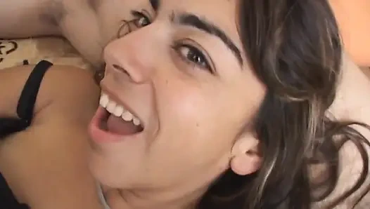 Esmer orta yaşlı seksi kadın iki adam tarafından sikiliyor