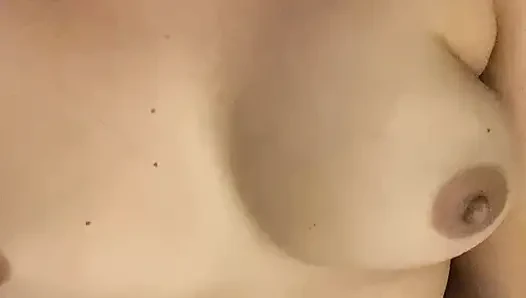 Seni de boşalman için azdırırken büyük amına dokunmayı seviyor.