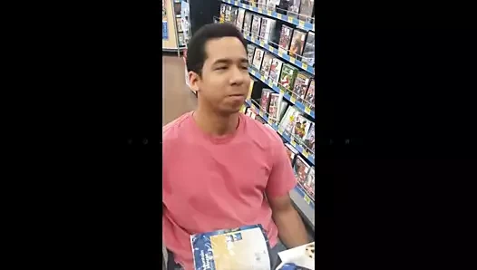 Drake birbirine benziyor !Dra'ya benzeyen tekerlekli sandalyedeki zavallı adam