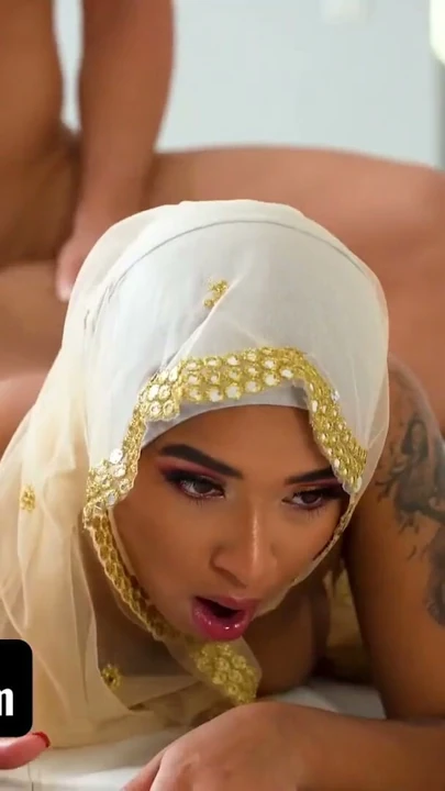 Sulu Memeli Müslüman Tatlısı Babi Star Eğiliyor ve Kalın Yarrağı Kıçına Alıyor - Hijab Hookup | Bölüm 3