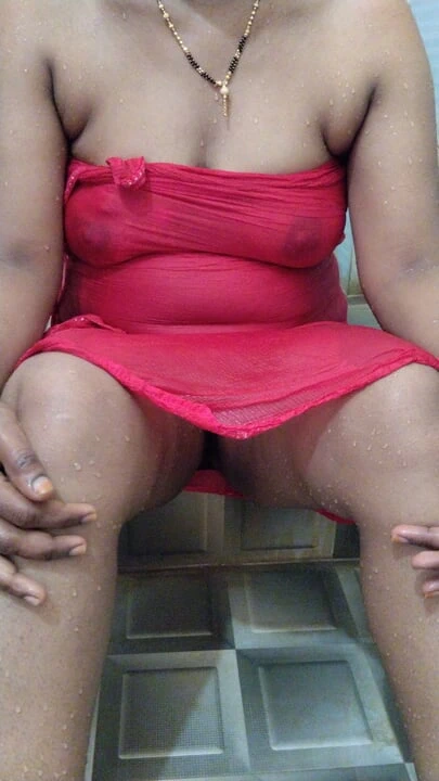 Hintli güzel ateşli teyze banyo yapıyor ve mastürbasyon yapıyor brinjal