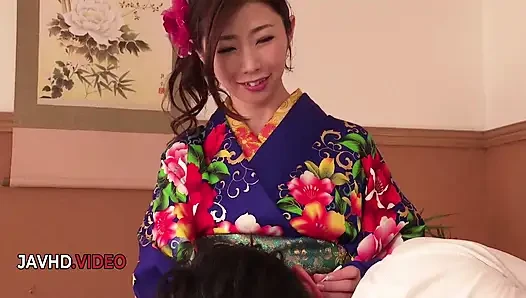 Ayumi Shinoda kamerada canlı gösteride baştan çıkarıcı kimono giyerken ağzı açık sakso çekiyor