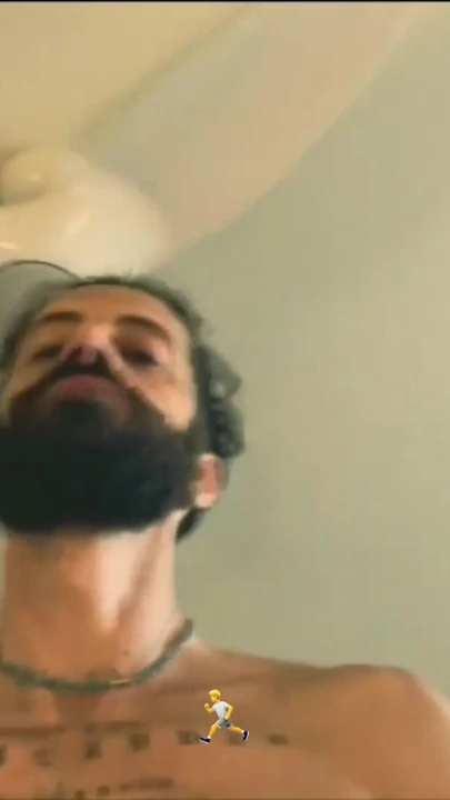 Amatör sarışın orta yaşlı seksi kadın basit bir oyunu kaosa dönüştürüyor