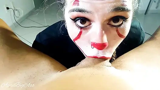 Cadılar bayramında gırtlağına kadar alıyor ve döl yutuyor