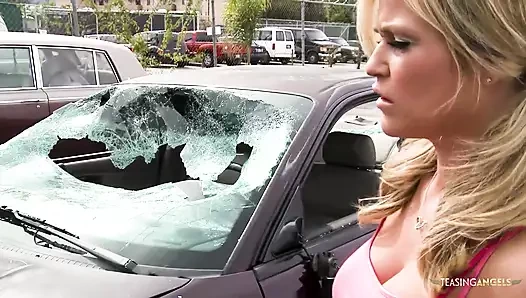 Koca sikli adam sarışınların amını dolduruyor ve göğüslerine boşalıyor
