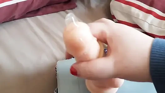 İri güzel kadın boşalana kadar dildoyla sikişiyor
