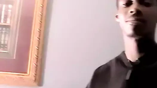 Kinky genç vahşi ve tutkulu bir ev yapımı mastürbasyon alır