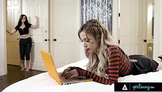 Girlsway - gururlu Whitney Wright, Minyon Aiden Ashley'i kendi tipi olmadığını duyduklarında baştan çıkarıyor
