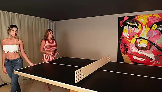 Sara Blonde ile öğleden sonra pin pong, erkek arkadaşım orada değilken üçlü ile sona eriyor