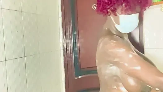 Banyo yaparken işemek çok eğlenceliydi