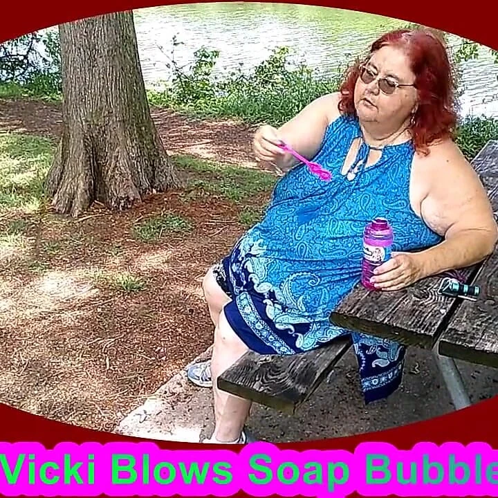 bahar zamanı senin için parkta baloncuklar üflemeyi seviyorum!