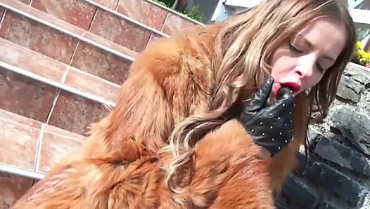 Kürk ve çizme ve sigara