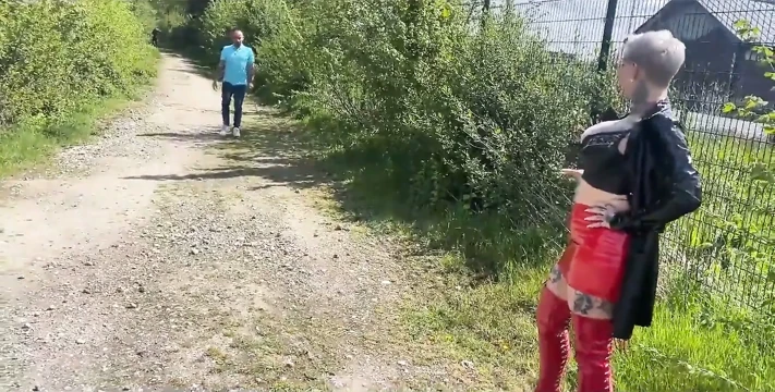 Otobanda park yerindeki kaltak beni herkes burada tutabilir