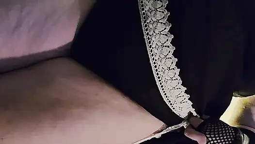 Amatör iri güzel olgun orta yaşlı seksi kadın cand!d Sandra yeni sutyenini ve külotunu göstermek için elbisesini yukarı çekiyor