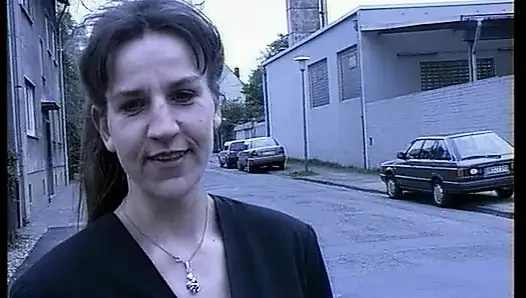 Alman fahişe kamera önünde dildoyla oynuyor