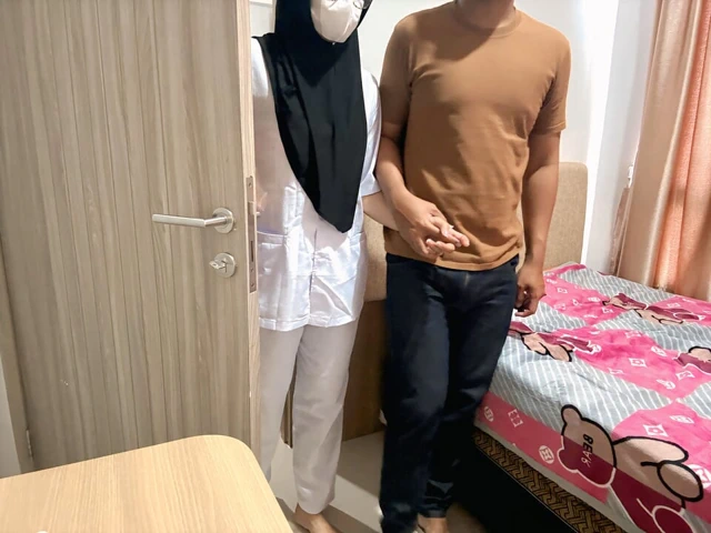 İşten sonra hemşirenin kız arkadaşını otele uğramaya götür