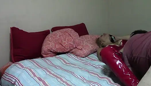 Onun üstüne çıkıyor