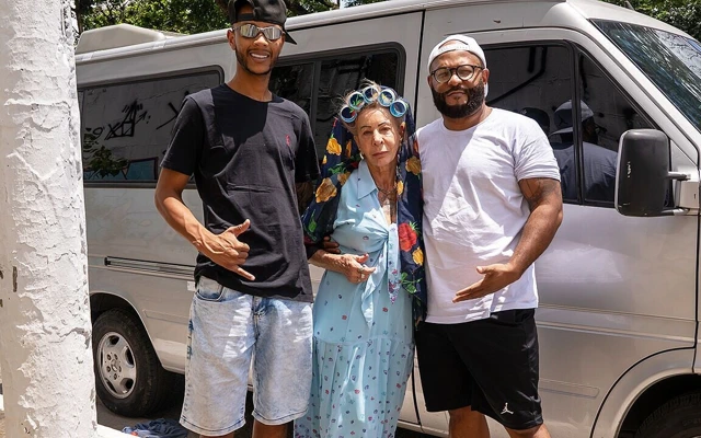 Minibüste dövmeli 81 yaşındaki nine çifte penetrasyon