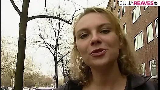 Sarışın sevgilisinin büyük yarağını emiyor ve onu kameraya çekiyor