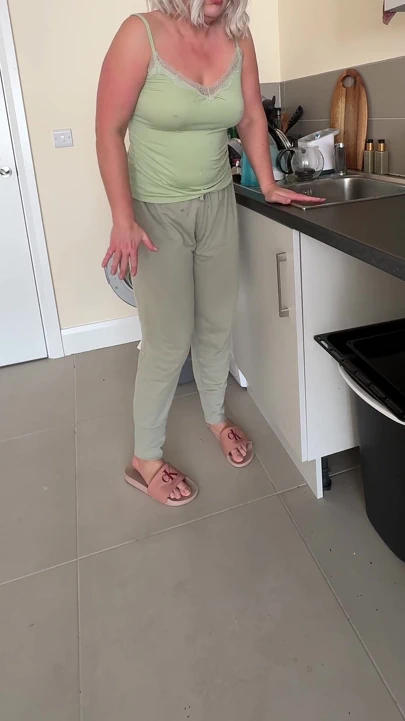 Bulaşıklar tam mesaneye karşı... Kontrolü kaybettim ve pantolona işedim