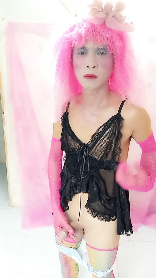 Oanh Le transgender seksi kıyafetler giymiş ve penisini bıçaklıyor