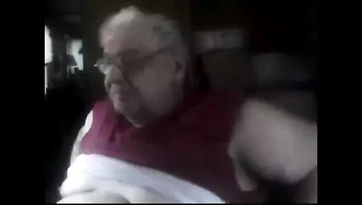 Tombul dede göğüslerini gösteriyor