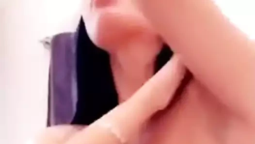 Seksi kız banyoda büyük göğüsler ile oynuyor