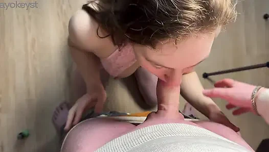 Seksi pembe iç çamaşırlı sevimli bir kızdan güzel oral seks