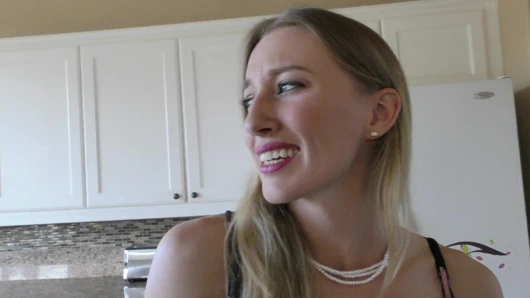 Tatminsiz evli kadın kocasının arkasından taze yarak alıyor