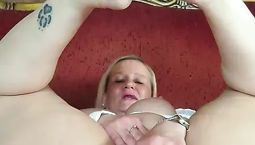 Azgın sarışın MILF kendini parmaklarıyla oynuyor ve anal yapıyor