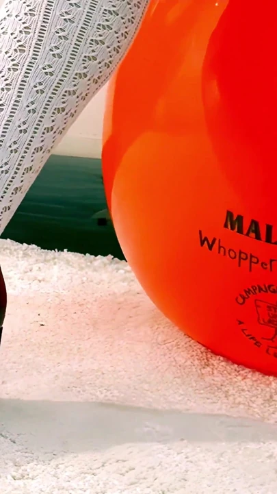 Chloe Toy ile space hopper