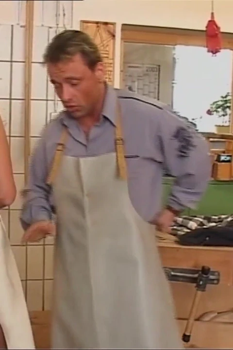 Azgın sürtük patronunu baştan çıkardı, böylece onu sikebilir