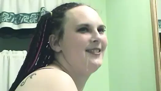 İri göğüslü dövmeli iri güzel kadın yarağa biniyor ve sonra boşalıyor