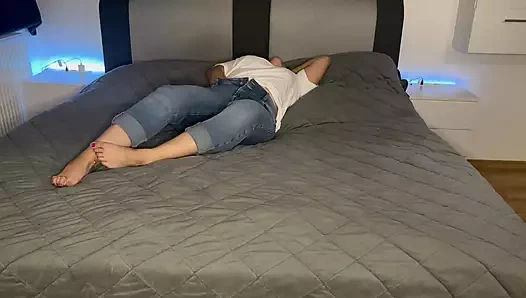 Yatakta mastürbasyon yapıyorum titreyerek titreyerek inliyor birden fazla orgazm geliyorum klitoris sürtüyor tatmin edici