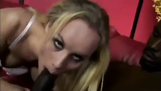 Dik memeli sarışın zenci delikanlıya harika bir sakso çekerken sigara içiyor
