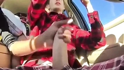 Sürüş arkadaşımın dışarı çıkmasına yardım ediyorum