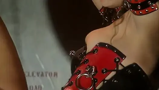 BDSM ilişkisinde kölenin yarağına ateşli bir sakso çekiyor