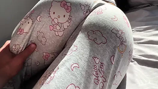 Karımı üvey kızımla sıkı pijamalarla aldatıyor
