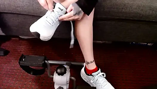 Sabit bisiklet göğüslerimi zıplatıyor çoraplı spor ayakkabılar kalçalarının göbeğini hokkabazlıyor