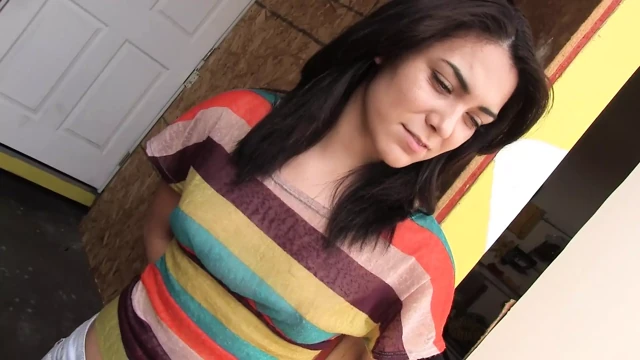 Seksi minyon bebek büyük yarağı alıyor ve sikişiyor